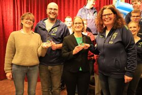 (v.l.) Bürgermeisterin Ute Dülfer, Bernd Lilienweiß (1. Vorsitzender der Spielschar), Inga Wilcke (Westfalen Weser) und Anja Ebner (Theaterleiterin Spielschar) bei der Preisübergabe vom 20.11.24