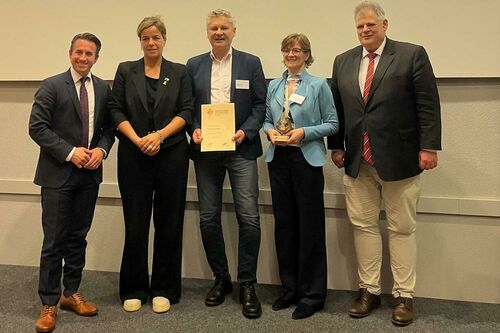 Christian Mildenberger, NRW.Energy4Climate; Mona Neubaur, NRW Ministerin  Preisträger Günter Voß und Ute Dülfer, Energiestadt Lichtenau, Stefan Grüger, Präsident von Eurosolar e.V.