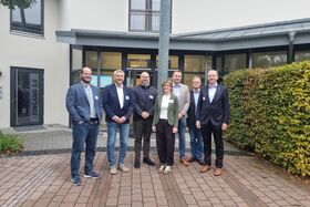 Die regiopolREGION PADERBORN zu Gast im TZL. (v.l.n.r.: Prof.-Dr.-Ing. Henning Meschede, Klimaschutzmanager Günter Voß, Daniel Peitz (WindCores), Bürgermeisterin Ute Dülfer, Dr.–Ing. Steve Flechsig, Jürgen Geisler (regiopolRegion Paderborn e.V.), Dr. Markus Laukamp (Westfalen Weser Energiespeicher)