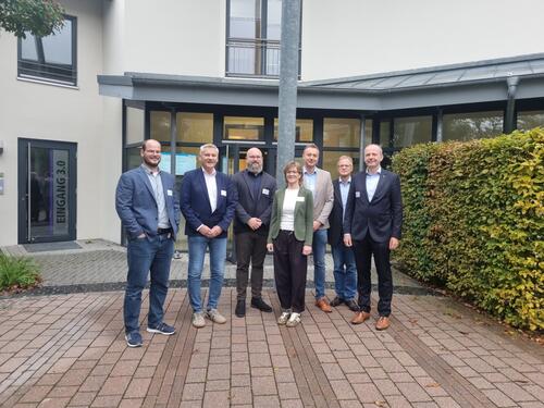 Die regiopolREGION PADERBORN zu Gast im TZL. (v.l.n.r.: Prof.-Dr.-Ing. Henning Meschede, Klimaschutzmanager Günter Voß, Daniel Peitz (WindCores), Bürgermeisterin Ute Dülfer, Dr.–Ing. Steve Flechsig, Jürgen Geisler (regiopolRegion Paderborn e.V.), Dr. Markus Laukamp (Westfalen Weser Energiespeicher) Die regiopolREGION PADERBORN zu Gast im TZL. (v.l.n.r.: Prof.-Dr.-Ing. Henning Meschede, Klimaschutzmanager Günter Voß, Daniel Peitz (WindCores), Bürgermeisterin Ute Dülfer, Dr.–Ing. Steve Flechsig, Jürgen Geisler (regiopolRegion Paderborn e.V.), Dr. Markus Laukamp (Westfalen Weser Energiespeicher)