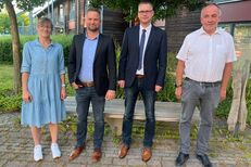 Gratulieren der neuen Geschäftsführung: Bürgermeisterin Ute Dülfer und Gerd Bauer (r.), Vorsitzender des Betriebsausschusses, Prokurist Markus Tölle (2.v.l.), Geschäftsführer Georg Wigge (2.v.r.)