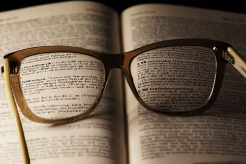 Geöffnetes Buch mit einer Brille darauf
