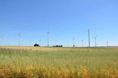 Landschaft mit Windkraft