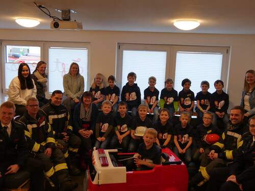 Vergrößert das Bild: "Die Lichtenauer Lösch-Löwen mit ihrem Betreuerteam aus Feuerwehrmännern und pädagogischen Fachkräften: v.l. Sören Dege, Antonia Röhrich, Michael Mehring, Kristin Wolff, Christoph Hillebrand, Vera Kappius, Martina Wolf-Sedlatschek, Andreas Dreier, Denise Hüllen und René Wittig"