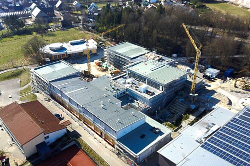 Luftaufnahme des im Umbau befindlichen Realschulgebäudes am Klima-Campus