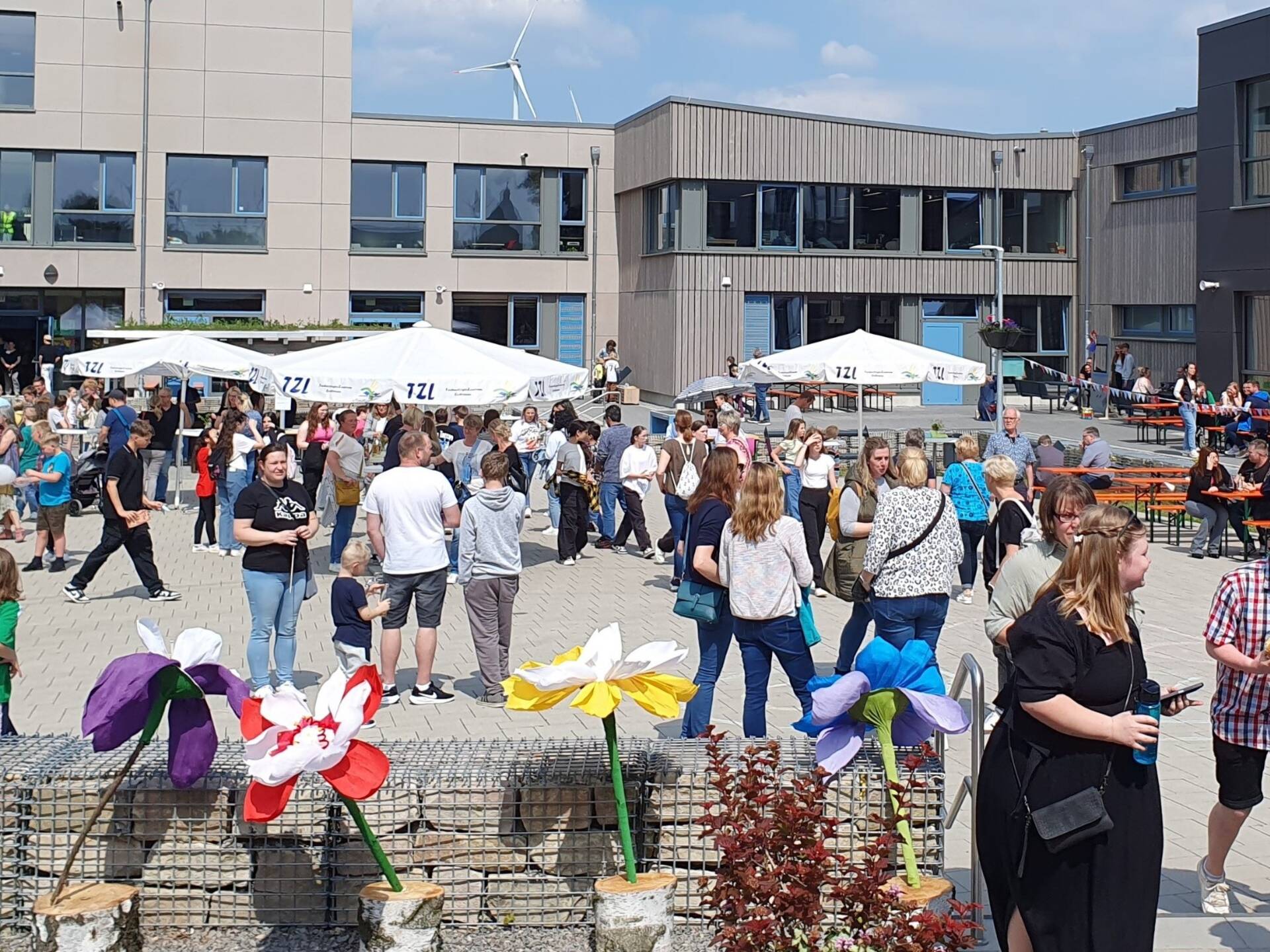 Viele Gäste besuchten das Schulfest am Freitag, hier das Fest auf dem neuen Schulhof