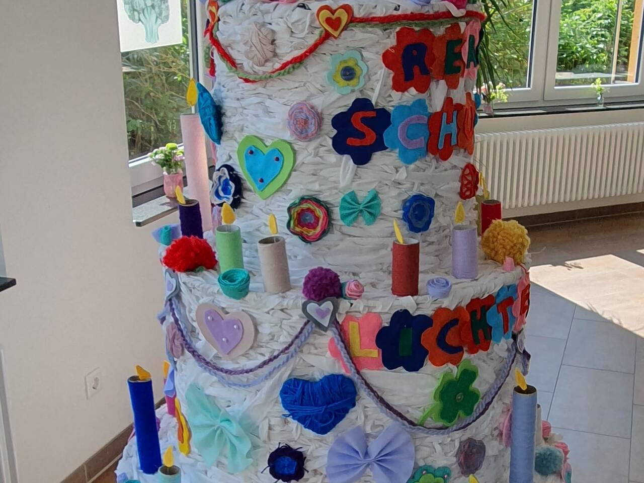 Eine Geburtstagstorte durfte zum 70. natürlich nicht fehlen