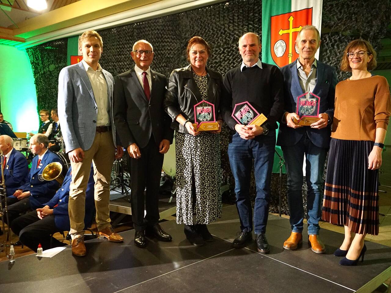 Felix Meyer (Ortsvorsteher Holtheim, links), stellvertretender Landrat Hans-Bernd Janzen (2.v.l.) und Bürgermeisterin Ute Dülfer (r.) mit den diesjährigen Trägern und Trägerin des Heimat-Preises: Doris Willeke aus Grundsteinheim (2. Preis), Heribert Artzt aus Atteln (1. Preis) und Paul Stockhausen aus Husen (3. Preis)