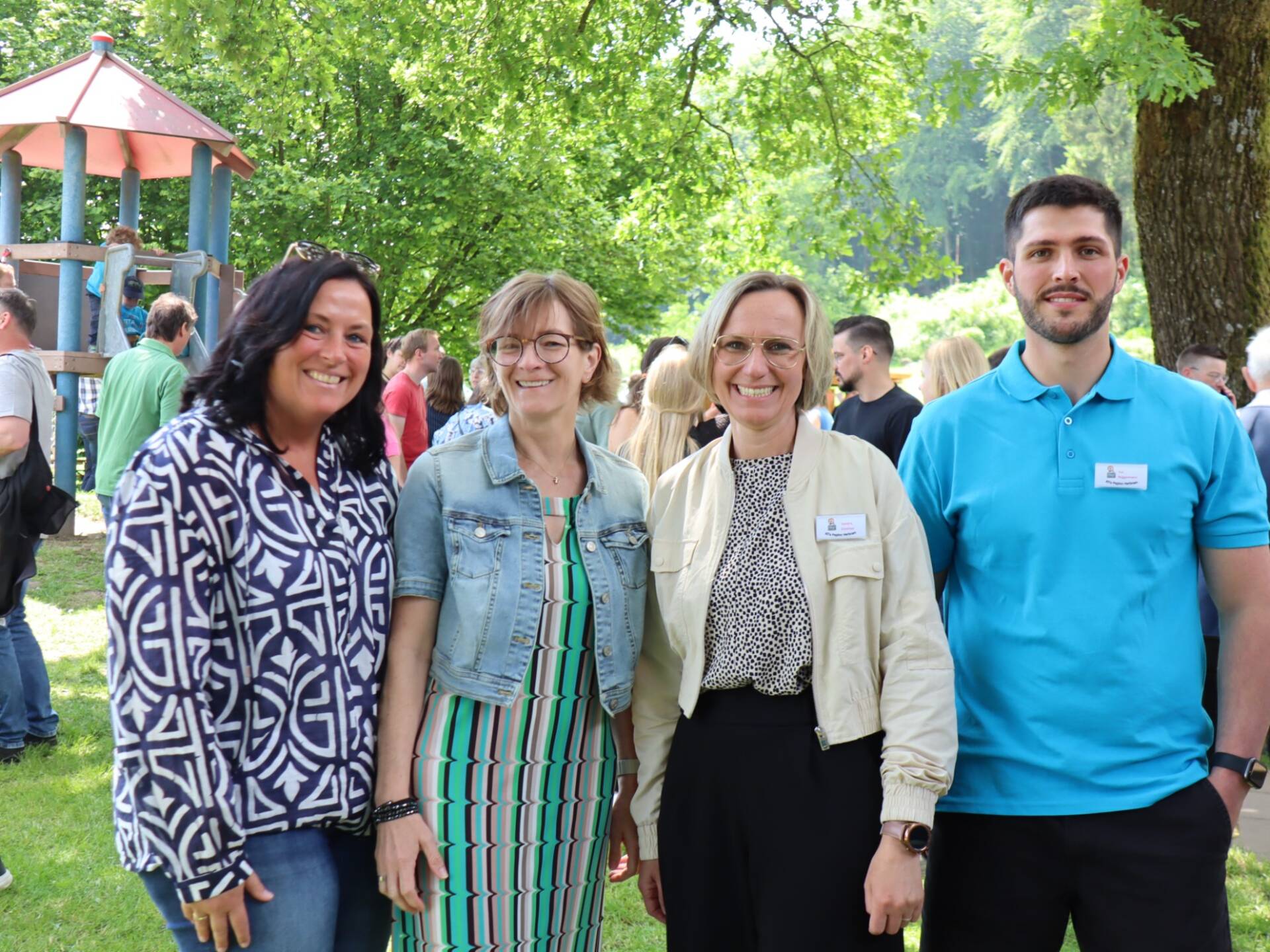 Vanessa Tegethoff (Allgemeine Vertreterin), Ute Dülfer (Bürgermeisterin), Sandra Günther (Kita-Leitung) und Kai Niggemann (stellv. Kita-Leitung) feierten gemeinsam mit vielen Gästen das Jubiläum der Kita Pepino.