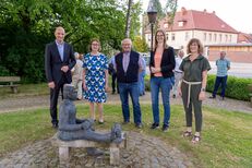 Gemeinsamer Abschluss in der Dorfmitte: (v.l.) Jens Kronsbein (Abteilungsleiter bei der Bezirksregierung), Martina Hunke-Klein (Referatsleiterin im Landwirtschaftsministerium NRW), Johannes Hibbeln (Teilnehmergemeinschaft), Johanna Simon (zuständige Dezernentin) und Ute Dülfer (Bürgermeisterin Stadt Lichtenau). (Foto: Bezirksregierung Detmold) 