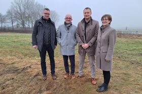 Auf diesem Gelände soll zukünftig ein Elektrolyseur grünen Wasserstoff herstellen. Dazu gründeten die Projektpartner nun eine gemeinsame Gesellschaft. V.l.n.r.: Georg Wigge (Geschäftsführer Stadtwerke), Andreas Speith (Geschäftsführer Westfalen Weser), Dr. Steve Flechsig (Geschäftsführer der neuen Gesellschaft) und Ute Dülfer (Bürgermeisterin der Energiestadt Lichtenau).
