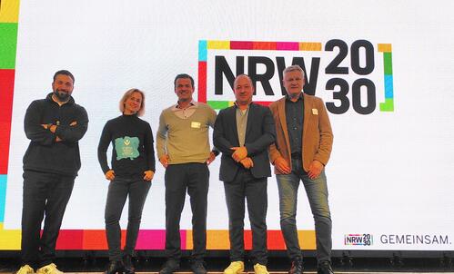 David Oudsandji (Geschäftsführer Voltfang GmbH), Dr. Anja Latrouite (Vorstand SonneWindWende Bürger-Energie-Genossenschaft Kaarst-Korschenbroich e.G.), Moderator: Dr. Arnt Baer (Abteilungsleiter Politik und Verbände GELSENWASSER AG), Sebastian Limburg (Bereichsleiter Energiewirtschaft NRW.Energy4Climate) und Günter Voß (Klimaschutzmanager Energiestadt Lichtenau)