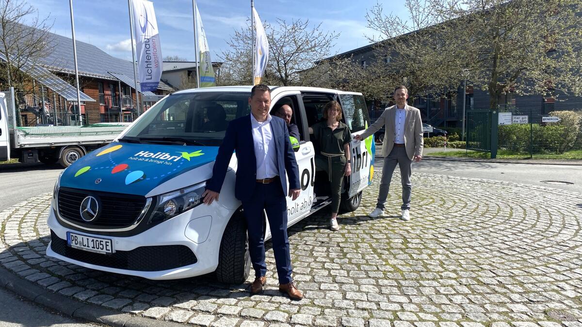 Der Holibri Lichtenau startet. 3 Foto: nph, v.l. Marcus Klugmann (nph-Geschäftsführer), Martin Igges (Fahrer bei der BVO Busverkehr Ostwestfalen GmbH), Ute Dülfer (Bürgermeisterin der Stadt Lichtenau) und Christian Dreier (Leiter Niederlassung Ostwestfalen-Lippe bei der BVO Busverkehr Ostwestfalen GmbH)