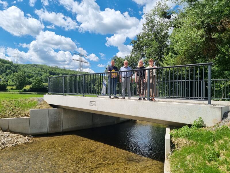Die neue Brücke über die Altenau auf Höhe des Feuerwehrgerätehauses Atteln/Henglarn ist fertiggestellt. Darüber freuen sich auch Jonas Volmer (Ingenieurbüro Volmer), Bernd Amedick (Ortsvorsteher Atteln), Isabel Wulf (Energiestadt Lichtenau) und Ute Dülfer (Bürgermeisterin)