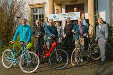 Rufen gemeinsam zum STADTRADELN 2023 auf – (vorne v.l.) die Bürgermeister Ulrich Berger (Salzkotten), Werner Peitz (Delbrück), Burkhard Schwuchow (Büren), Christian Carl (Bad Wünnenberg), Ute Dülfer (Lichtenau), Uwe Gockel (Borchen),  Ulrich Lange (Bad Lippspringe), Landrat Christoph Rüther, Michael Berens (Hövelhof), (hinten, v.l.) Markus Möllers (Altenbeken) und Dezernent der Stadt Paderborn, Carsten Venherm.