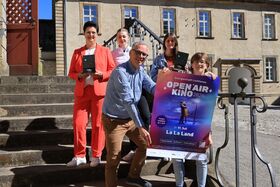 Bringen ein Stückchen Hollywood in die historischen Klostermauern: v.l. Melanie Laukant (Sparkasse Paderborn-Detmold-Höxter), Pia Heggemann (Pollux by Cineplex), Dr. Ingo Grabowsky (Stiftung Kloster Dalheim. LWL-Landesmuseum für Klosterkultur), Miriam Günther (ZukunftsWerk Energiestadt Lichtenau GmbH) und Ute Dülfer (Energiestadt Lichtenau)