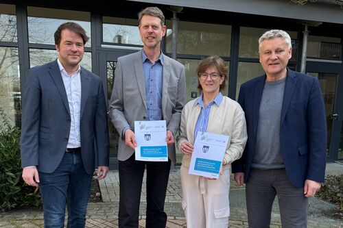 Freuen sich auf die weitere Zusammenarbeit: Florian Bunse, Marcus Heidebrecht (Zukunftsnetz Mobilität NRW), Bürgermeisterin Ute Dülfer und Klimaschutzmanager Günter Voß