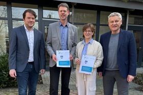 Freuen sich auf die weitere Zusammenarbeit: Florian Bunse, Marcus Heidebrecht (Zukunftsnetz Mobilität NRW), Bürgermeisterin Ute Dülfer und Klimaschutzmanager Günter Voß