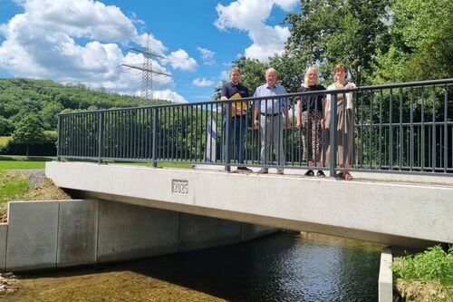Die neue Brücke über die Altenau auf Höhe des Feuerwehrgerätehauses Atteln/Henglarn ist fertiggestellt. Darüber freuen sich auch Jonas Volmer (Ingenieurbüro Volmer), Bernd Amedick (Ortsvorsteher Atteln), Isabel Wulf (Energiestadt Lichtenau) und Ute Dülfer (Bürgermeisterin)