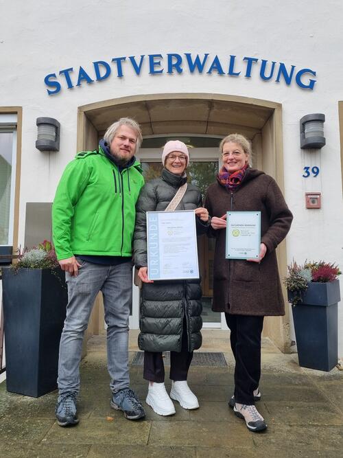 Die Energiestadt Lichtenau wird zur "Naturpark-Kommune": Regionalentwickler Henning Arnecke und Geschäftsführerin Dörte Pieper vom Naturpark Teutoburger Wald/Eggegebirge überreichten Bürgermeisterin Ute Dülfer die Auszeichnung.