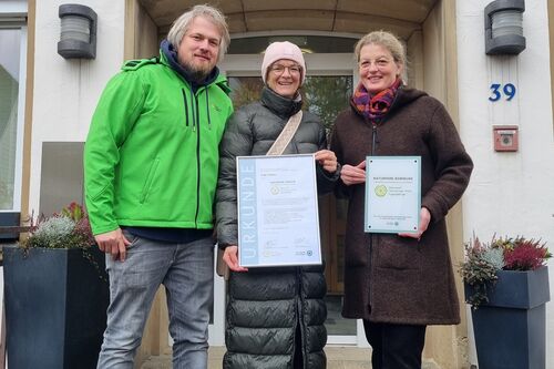 Die Energiestadt Lichtenau wird zur &quot;Naturpark-Kommune&quot;: Regionalentwickler Henning Arnecke und Geschäftsführerin Dörte Pieper vom Naturpark Teutoburger Wald/Eggegebirge überreichten Bürgermeisterin Ute Dülfer die Auszeichnung.