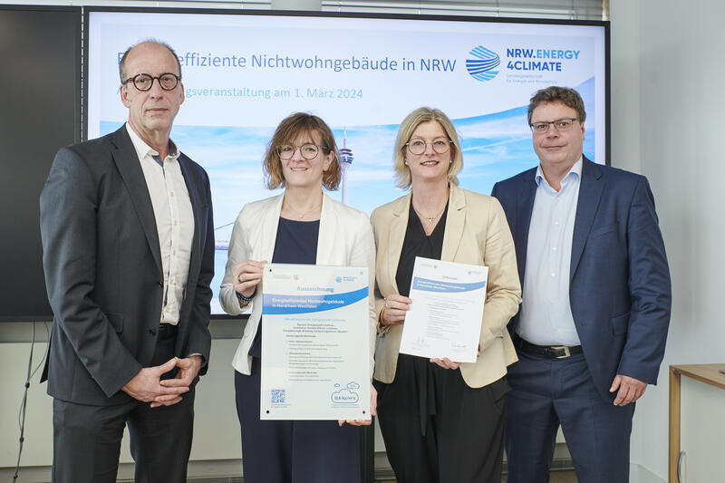 Übergabe der Auszeichnung "Energie-effiziente Nicht-Wohngebäude" für den Klima-Campus Lichtenau. v.l.n.r.: Michael Theben (NRW Ministerialdirigent), Ute Dülfer (Bürgermeisterin der Energiestadt Lichtenau), Andrea Stollberg (Schulleiterin der Realschule Lichtenau am Klima-Campus), Carsten Petersdorff (Bereichsleiter Wärme & Gebäude bei energy4climate)