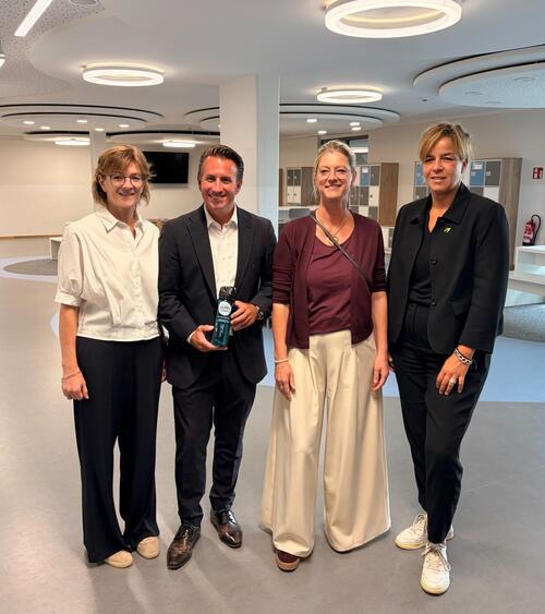 von links: Bürgermeisterin Ute Dülfer, NRWenergy4climate Geschäftsführer Christian Mildenberger, Schulleiterin Andrea Stollberg, NRW Wirtschaftsministerin Mona Neubaur Copyright © NRW.ENERGY4Climate