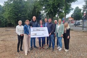 Birgit Rebbe-Schulte (Ortsvorsteherin Lichtenau), Ute Dülfer (Bürgermeisterin der Energie-stadt Lichtenau), Markus Schulte (Investor), Regina Kaiser (Geschäftsführerin DRK-Jugendhilfe und Familienförderung in Lippe gGmbH), Manuel Bröker (Bauamtsleiter, Energie-stadt Lichtenau), Christian Lötfering (Investor), Magnus Wille (Architekt), Damaris Lade (Kita-Leitung) und Katja Ruppelt (Sachbereich Kita &amp; Schule, Energiestadt Lichtenau)