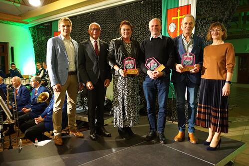 Felix Meyer (Ortsvorsteher Holtheim, links), stellvertretender Landrat Hans-Bernd Janzen (2.v.l.) und Bürgermeisterin Ute Dülfer (r.) mit den diesjährigen Trägern und Trägerin des Heimat-Preises: Doris Willeke aus Grundsteinheim (2. Preis), Heribert Artzt aus Atteln (1. Preis) und Paul Stockhausen aus Husen (3. Preis)