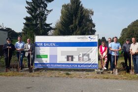Spatenstich: Löschgruppenführer Dennis Dewenter, Vorsitzender des Feuerwehrausschusses Hermann Rüsing, Architekt Thorsten Temme, Bürgermeisterin Ute Dülfer, Ratsherr für Blankenrode Frank Sander, Ortsvorsteher Frederik Otto, ehemaliger Ortsvorsteher Michael Schleicher, Bauausschussvorsitzender Ulrich Löhr 