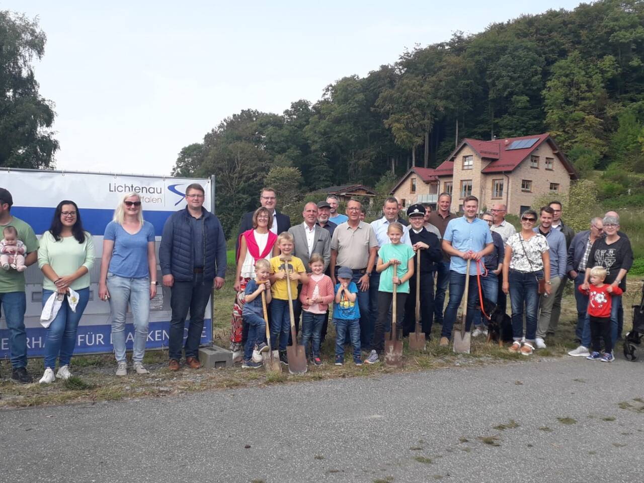 große Beteiligung der Dorfgemeinschaft am Spatenstich.