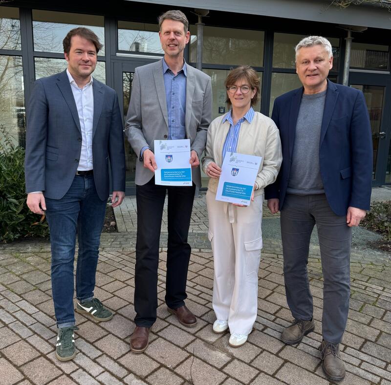 Freuen sich auf die weitere Zusammenarbeit: Florian Bunse, Marcus Heidebrecht (Zukunftsnetz Mobilität NRW), Bürgermeisterin Ute Dülfer und Klimaschutzmanager Günter Voß Freuen sich auf die weitere Zusammenarbeit: Florian Bunse, Marcus Heidebrecht (Zukunftsnetz Mobilität NRW), Bürgermeisterin Ute Dülfer und Klimaschutzmanager Günter Voß