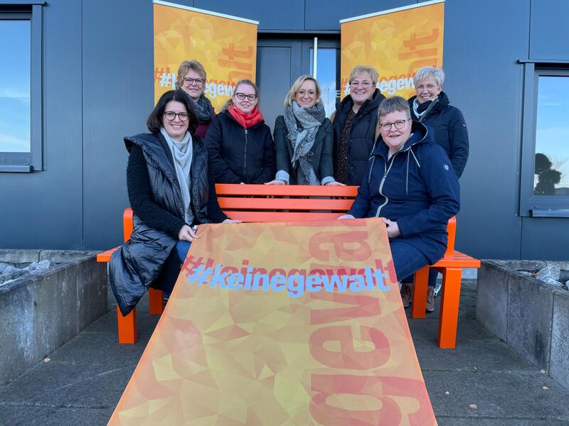 Setzen sich ein gegen Gewalt an Frauen: Miriam Arens (Stadt Salzkotten), Rita Köllner (Stadt Delbrück), Manuela Fischer (Bad Lippspringe), Simone Böhmer (Kreis Paderborn), Christina Müller (Gemeinde Borchen), Rita Junker (Stadt Lichtenau), Ingrid Rüther (Stadt Bad Wünnenberg). Es fehlen Eva Bock (Stadt Büren) und Irene Lossin (Sennegemeinde Hövelhof).(Foto: Kreis Paderborn)