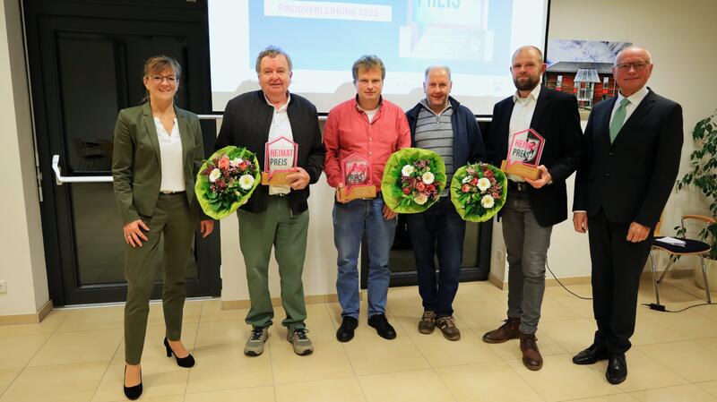 Bürgermeisterin Ute Dülfer mit Preisträgern Josef Dissen (1. Platz), Dierk Haberhausen und Friedrich Poggenpohl vom EGV Holtheim (3. Platz) und Jörg Böhner vom VfL Lichtenau, der den 2. Platz stellvertretend für den erkrankten Alexander Leifeld in Empfang nahm, sowie der stellvertretende Landrat Hans-Bernd Janzen.