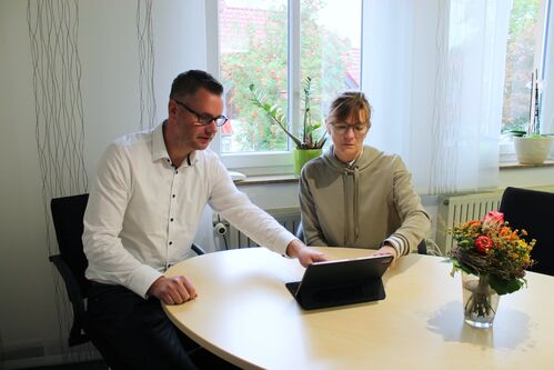 Der Geschäftsführer der Stadtwerke Lichtenau, Georg Wigge, und Lichtenaus Bürgermeisterin Ute Dülfer im Gespräch zum Thema Energiekrise