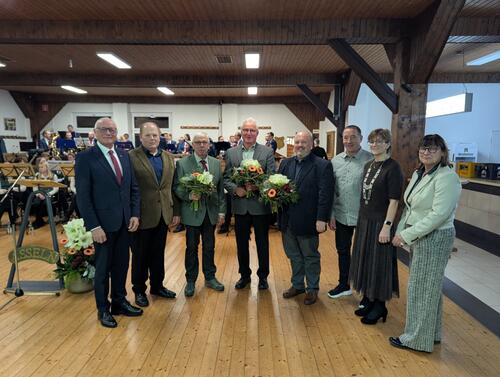 Die Preisträger des Heimatpreises 2025 (mittig mit Blumenstrauß, v.l.n.r.): Bernhard Fecke, Josef Spellerberg und Ralf Zumbrock für den Naturbad Altenautal e.V.