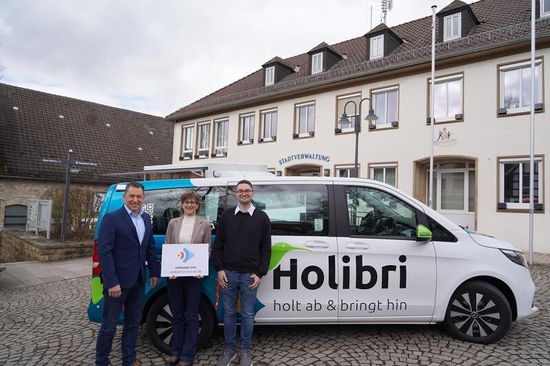 Marcus Klugmann (Geschäftsführer HochstiftBewegt), Ute Dülfer (Bürgermeisterin Lichtenau) und Jannik George (BVO Busverkehr Ostwestfalen GmbH) freuen sich über den Betriebsstart von rufmobil.nrw in Lichtenau.