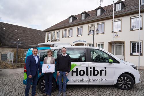 Marcus Klugmann (Geschäftsführer HochstiftBewegt), Ute Dülfer (Bürgermeisterin Lichtenau) und Jannik George (BVO Busverkehr Ostwestfalen GmbH) freuen sich über den Betriebsstart von rufmobil.nrw in Lichtenau.