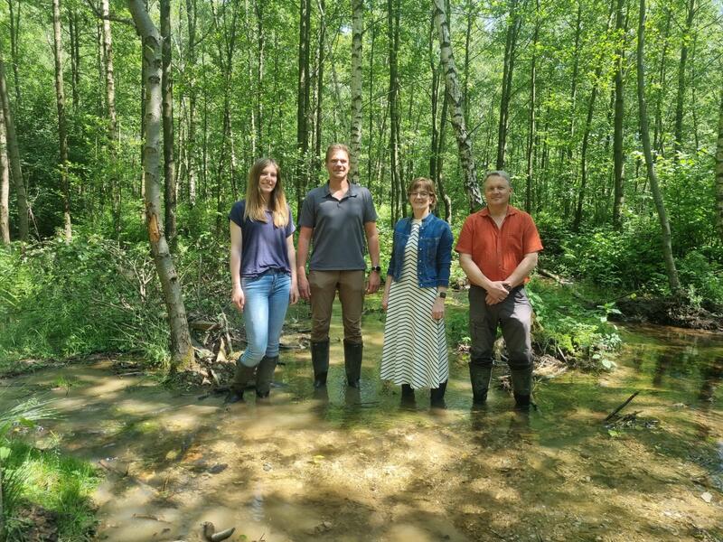 Geben dem Schmittwasser sein naturnahes Bett zurück: Marie Stolte und Johannes Schäfers vom WOL, Bürgermeisterin Ute Dülfer und Volker Karthaus vom WOL (v.l.).