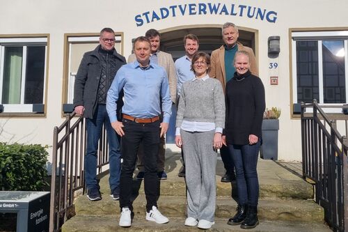 Auftakt zur kommunalen Wärmeplanung. Von links: Georg Wigge (Stadtwerke Lichtenau), Steve Flechsig, Vitalij Kowatsch und Michael Kabelski (Westfalen Weser Energie), Bürgermeisterin Ute Dülfer, Günter Voß und Isabell Wulf