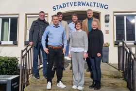 Auftakt zur kommunalen Wärmeplanung. Von links: Georg Wigge (Stadtwerke Lichtenau), Steve Flechsig, Vitalij Kowatsch und Michael Kabelski (Westfalen Weser Energie), Bürgermeisterin Ute Dülfer, Günter Voß und Isabell Wulf