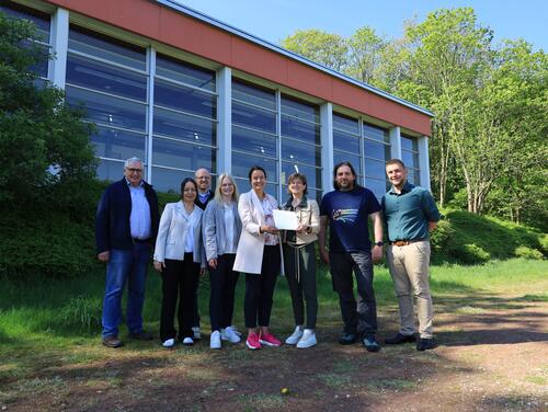 Förderbescheidübergabe für die Sanierung der Turnhalle Altenautal: Josef Meiwes (Ortsvorsteher Atteln), Anke Seemann (Konrektorin), Rüdiger Düchting (USC Altenautal), Isabell Wulf (Energiestadt Lichtenau), Regierungspräsidentin Anna Katharina Bölling, Bürgermeisterin Ute Dülfer, Markus Kremer (Schulleiter), André Klockenkämper (Ortsvorsteher Henglarn)