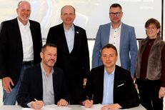 Vertragsunterzeichnung Schlafender Riese