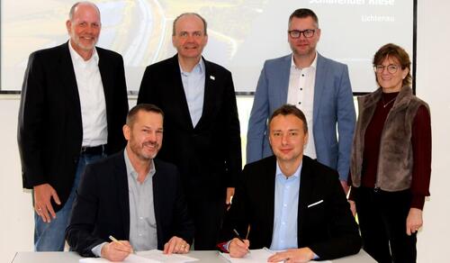 Vertragsunterzeichnung Schlafender Riese