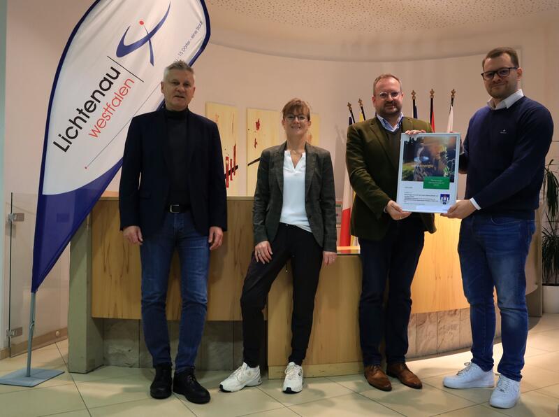 Westenergie Klimaschutzpreis 2022 verliehen: Günter Voß (Klimaschutzmanager der Energiestadt Lichtenau), Ute Dülfer (Bürgermeisterin), Frank Mehring (1. Vorsitzender der Marketinggemeinschaft Lichtenau) und Fabian Wälter (Westenergie)