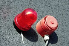 Eine Sirenenanlage an einer Wand