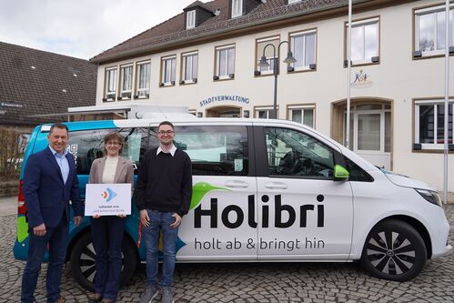 Marcus Klugmann (Geschäftsführer HochstiftBewegt), Ute Dülfer (Bürgermeisterin Lichtenau) und Jannik George (BVO Busverkehr Ostwestfalen GmbH) freuen sich über den Betriebsstart von rufmobil.nrw in Lichtenau.