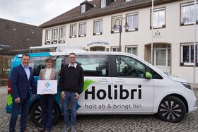 Marcus Klugmann (Geschäftsführer HochstiftBewegt), Ute Dülfer (Bürgermeisterin Lichtenau) und Jannik George (BVO Busverkehr Ostwestfalen GmbH) freuen sich über den Betriebsstart von rufmobil.nrw in Lichtenau.