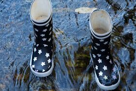 Gummistiefel im Bachlauf