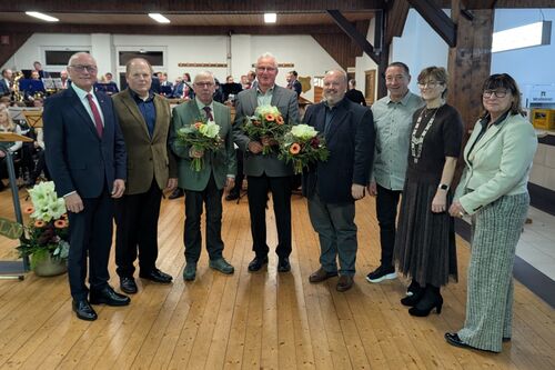 Die Preisträger des Heimatpreises 2025 (mittig mit Blumenstrauß, v.l.n.r.): Bernhard Fecke, Josef Spellerberg und Ralf Zumbrock für den Naturbad Altenautal e.V.